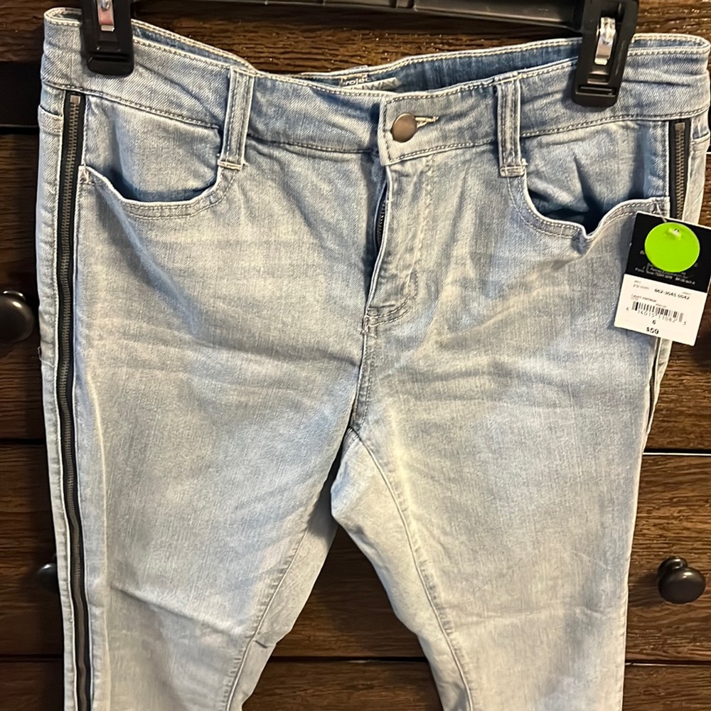NWT project runway vintage denim/jeans with zippers size 6